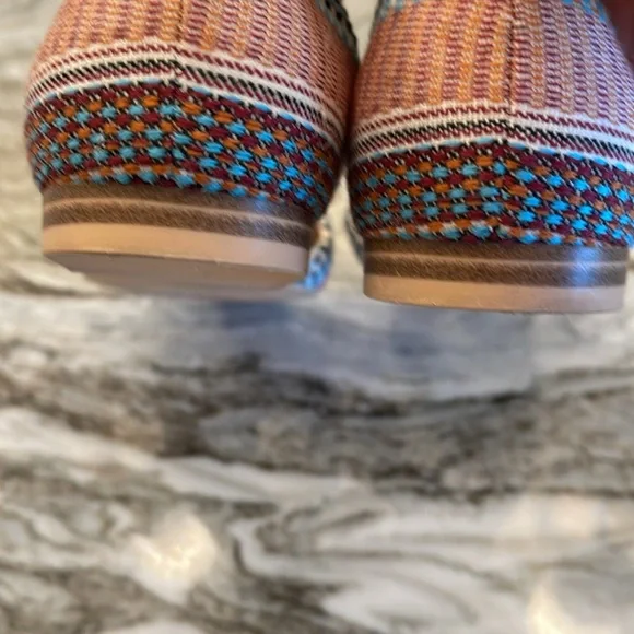 Isaac Mizrahi Slip On Shoes/Like New/ Tribal Design - Picture 6 of 8